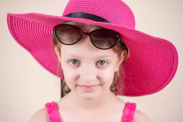 분홍색 모자를 귀여운 소녀의 — 스톡 사진