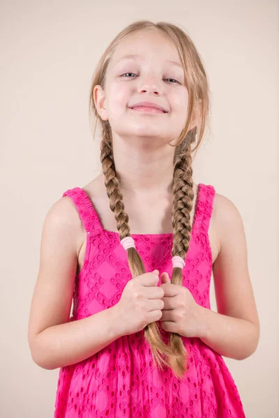 Kleine Süße Mädchen Mit Langen Zöpfen Lächeln — Stockfoto