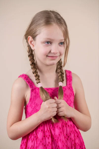 Little Cute Girl Długimi Warkoczami Uśmiecha — Zdjęcie stockowe