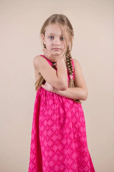 Malá Roztomilá Dívka Dlouhými Copánky Pózuje — Stock fotografie