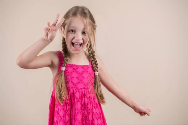 Kleine Süße Mädchen Mit Langen Zöpfen Posieren — Stockfoto