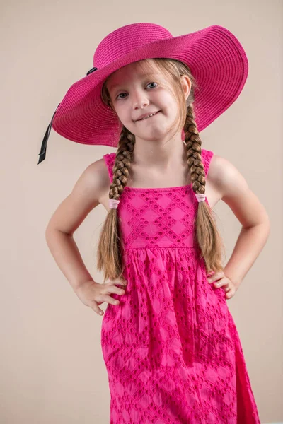 Petite Fille Mignonne Avec Robe Rose Chapeau — Photo