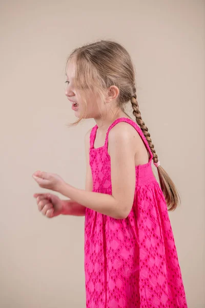 Verwend Huilebalk Kleine Meisje Beige Achtergrond — Stockfoto