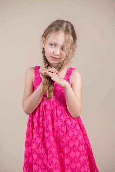 Kleines Mädchen Mit Zöpfen Auf Beigem Hintergrund — Stockfoto