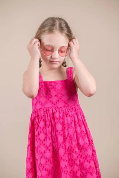 戴太阳镜的小女孩 — 图库照片