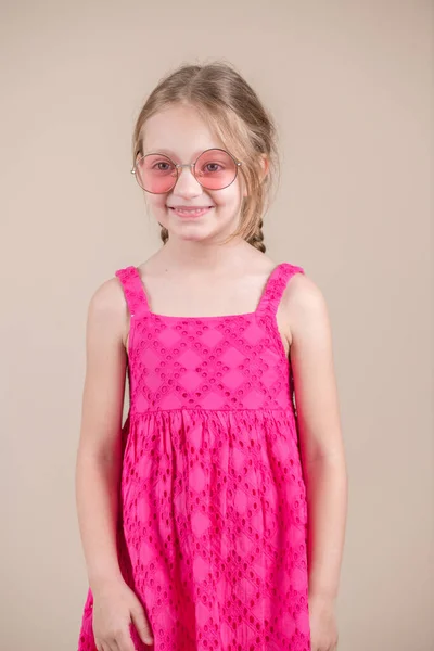 Μικρό Κορίτσι Ροζ Φόρεμα Και Γυαλιά Ηλίου — Φωτογραφία Αρχείου