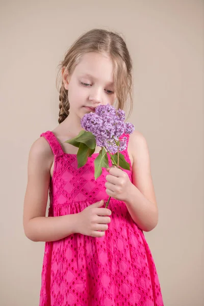 Enfant Fille Avec Des Fleurs Lilas — Photo