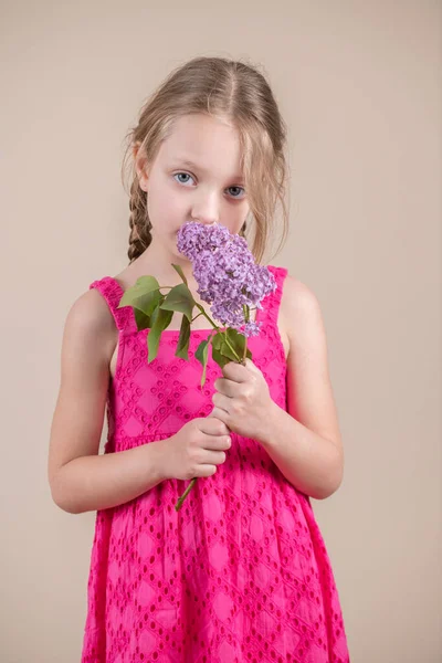 Fille Blonde Enfant Tenant Des Fleurs Lilas — Photo