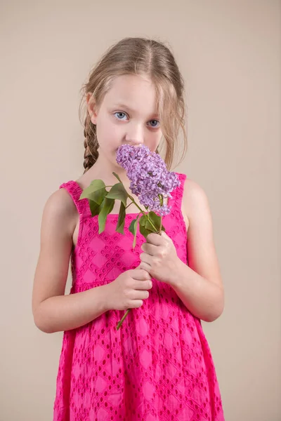 Blond Enfant Fille Tenant Des Fleurs — Photo