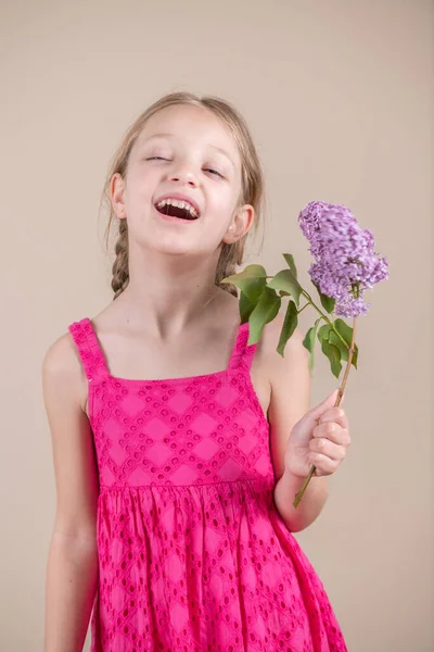 Kind Meisje Lachen Het Vasthouden Van Paarse Lila Bloemen — Stockfoto