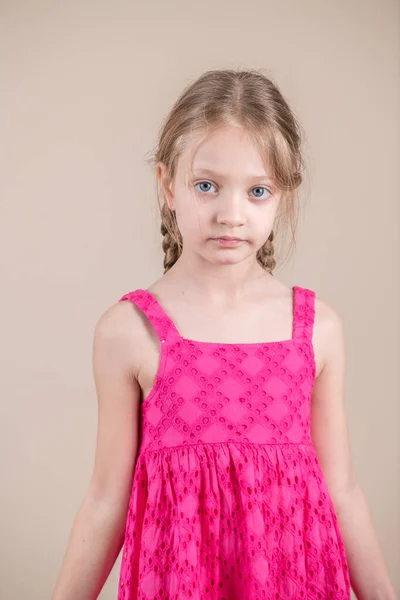 Πορτρέτο Ενός Χαριτωμένου Μικρού Κοριτσιού Ροζ Φόρεμα Μπεζ Φόντο — Φωτογραφία Αρχείου