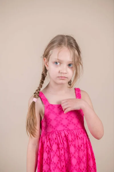 Retrato Una Linda Niña Vestido Rosa Sobre Fondo Beige — Foto de Stock