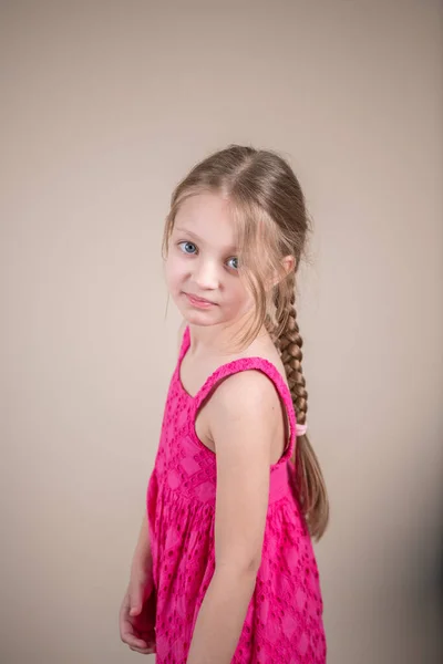 Porträt Eines Süßen Kleinen Mädchens Einem Rosafarbenen Kleid Auf Beigem — Stockfoto