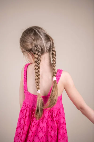 Portrét Malé Dívky Růžové Šaty Igtaily Back View — Stock fotografie