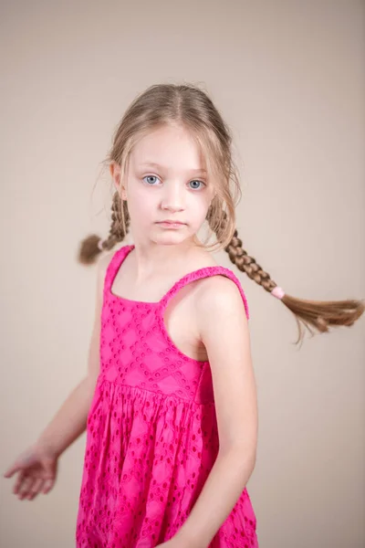 Portrait Petite Fille Avec Robe Rose Tresses — Photo