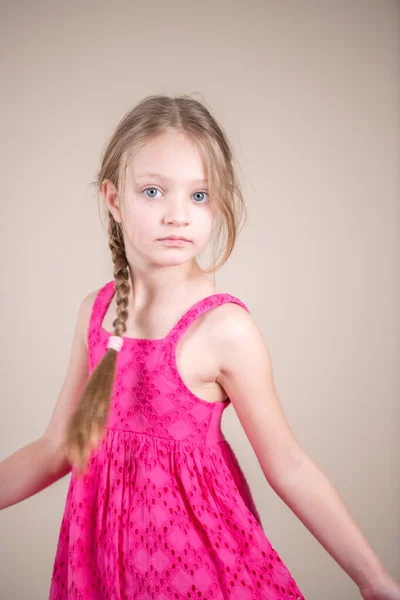 Πορτρέτο Του Μικρού Κοριτσιού Ροζ Φόρεμα Και Χοιρινές Ουρές — Φωτογραφία Αρχείου