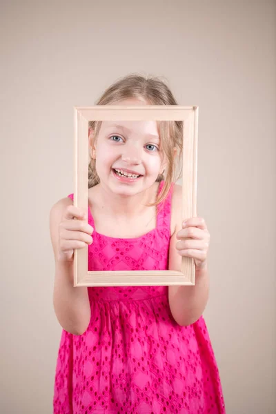 Kind Kind Meisje Met Frame Glimlachen — Stockfoto