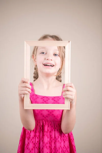 Kind Kind Meisje Met Frame Glimlachen — Stockfoto