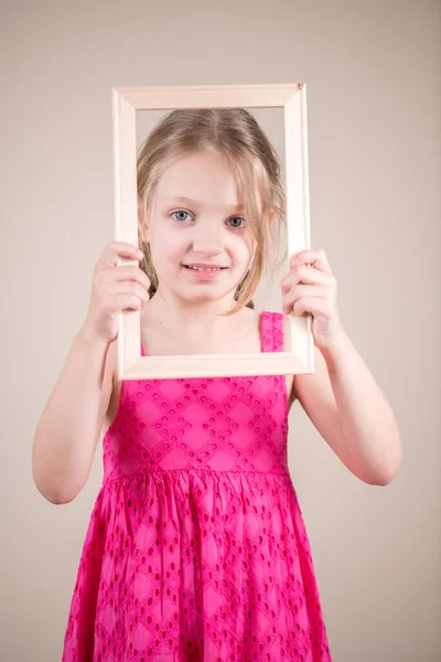 Κοριτσάκι Ροζ Φόρεμα Κρατώντας Πλαίσιο — Φωτογραφία Αρχείου