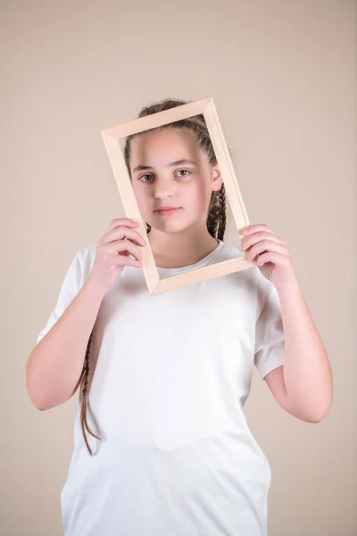 Teenager Mädchen Mit Fotorahmen — Stockfoto