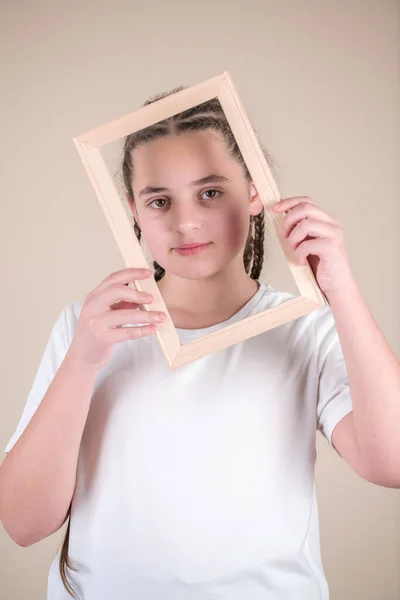 Teenager Mädchen Mit Fotorahmen — Stockfoto