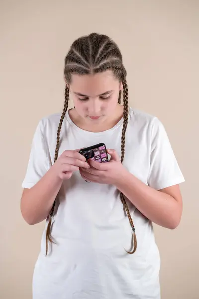 Девушка Студии Мобильным Телефоном Лицензионные Стоковые Фото