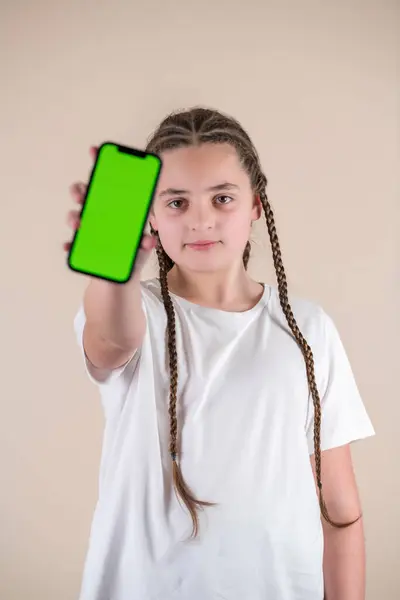Menina Com Cabelo Verde Segurando Smartphone Branco Com Tela Vazia Imagens Royalty-Free