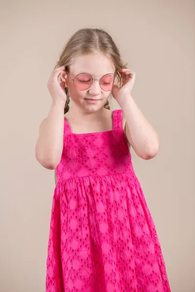 Retrato Uma Menina Com Olhos Óculos Cor Rosa Estúdio Fotos De Bancos De Imagens Sem Royalties
