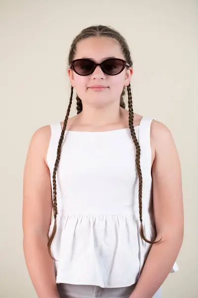 Retrato Uma Menina Branco Camisa Com Óculos Sol Marrom Camisa Fotografias De Stock Royalty-Free