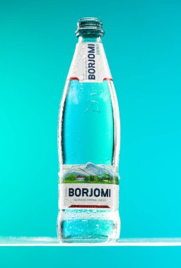 Mavi Arkaplanda Borjomi Mineral Su Şişesi