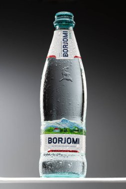 Gri Arkaplanda Borjomi Mineral Su Şişesi