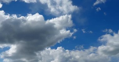 Mavi Gök Zamanda Kabarık Bulutlar