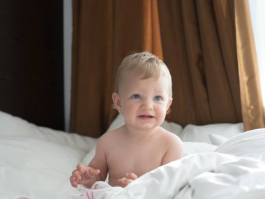 Tatlı bebek yatakta yatıyor.