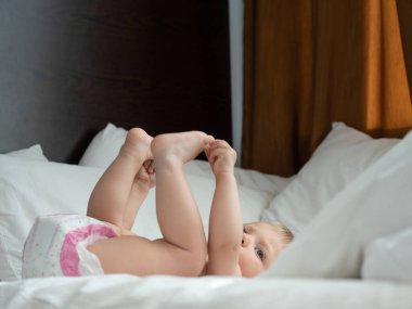 Tatlı bebek yatakta uzanıyor.