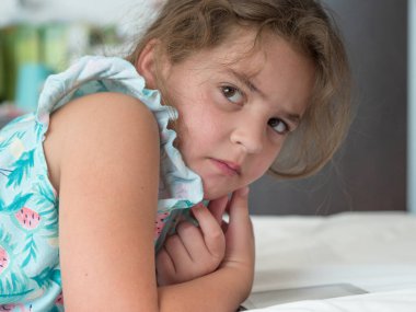 küçük kız yatakta