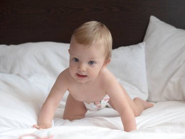 Bebek yatakta yatıyor.