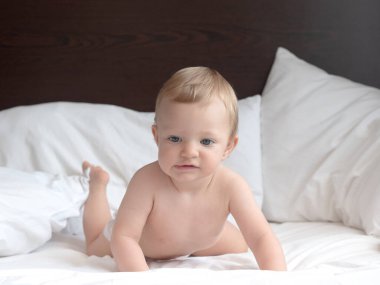 Bebek yatakta yatıyor.