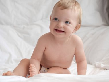 Bebek yatakta gülümsüyor