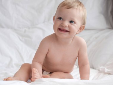 Bebek yatakta gülümsüyor