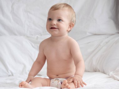 Bebek yatakta gülümsüyor