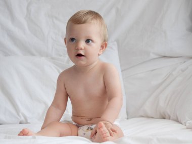 Yatakta Sarışın Bebek