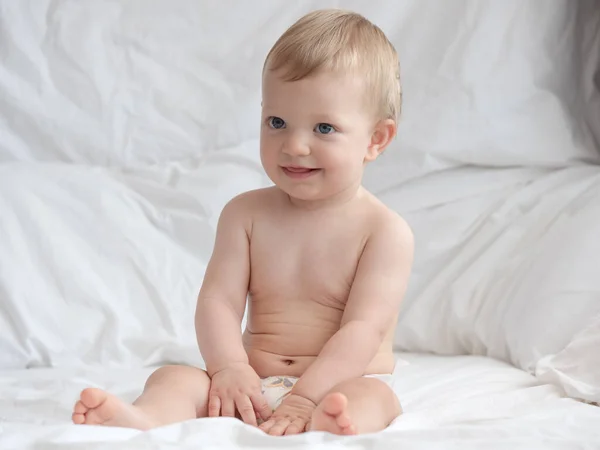 Bebê Sentado Uma Cama Sorrindo — Fotografia de Stock