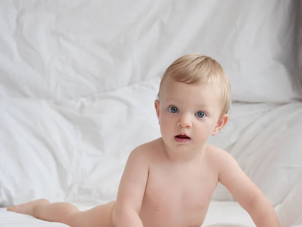 Bebê Loiro Com Olhos Azuis Cama Olhando Para Câmera — Fotografia de Stock