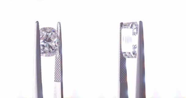 黑色背景珠宝镊子中的钻石 — 图库视频影像