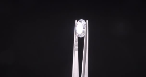 ブラックを背景にジュエリーピンセットでダイヤモンド — ストック動画