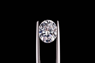 Oval kesim siyah arkaplanda elmas