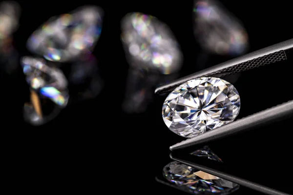 黒の背景に楕円形のカットダイヤモンド — ストック写真