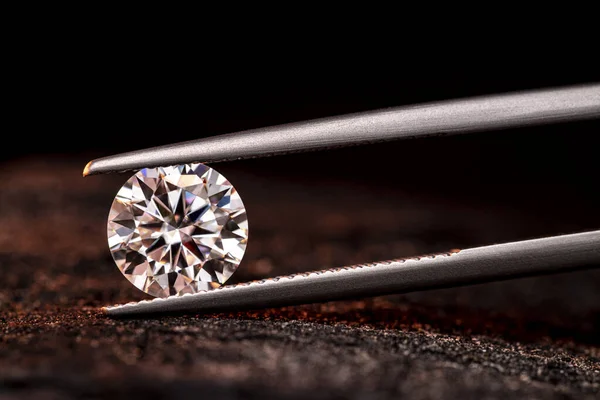 보석으로 핀셋의 다이아몬드 — 스톡 사진