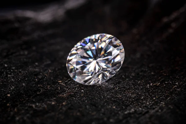 ブラックコール上のビッグカラットダイヤモンド — ストック写真