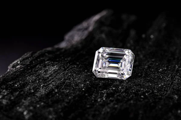 Diamante Talla Esmeralda Sobre Carbón Negro —  Fotos de Stock